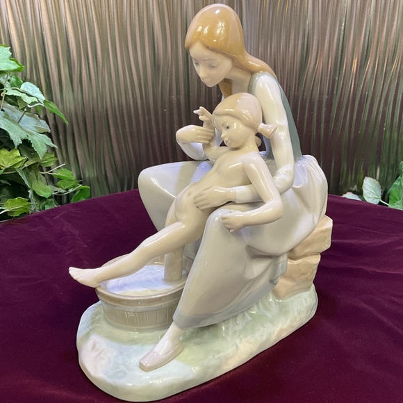 Lladro Bathing The Girl #4890 Figurine - Picture 6 of 7